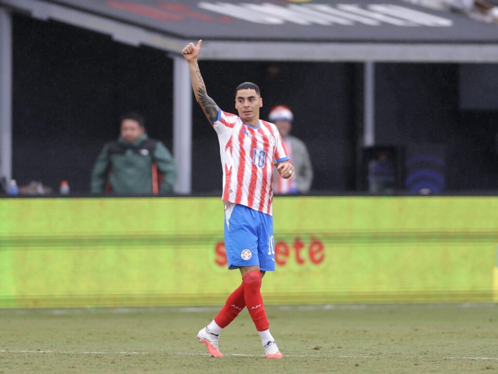 Almirón iguala a Cardozo: doblete histórico en victoria 2-0