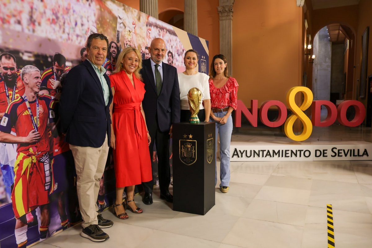 España exhibe la Copa del Mundo en Sevilla tras su victoria en 2026