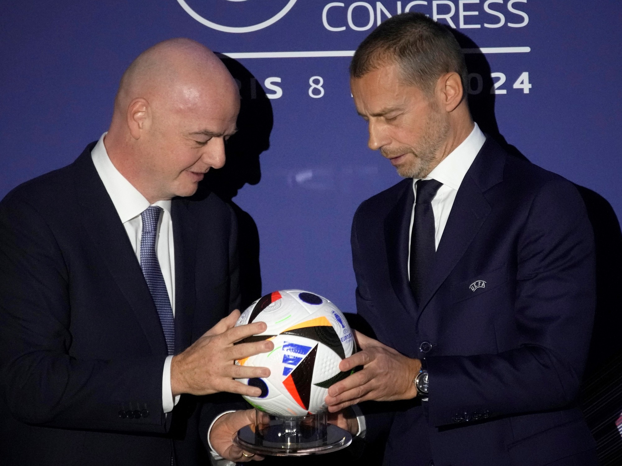 Infantino en la cuerda floja: FIFA en crisis antes de la cumbre de agosto