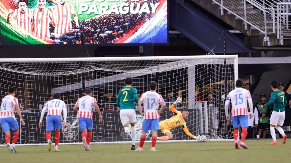 Olveira brilla: la atajada de penal que consolida a Paraguay ante Bolivia