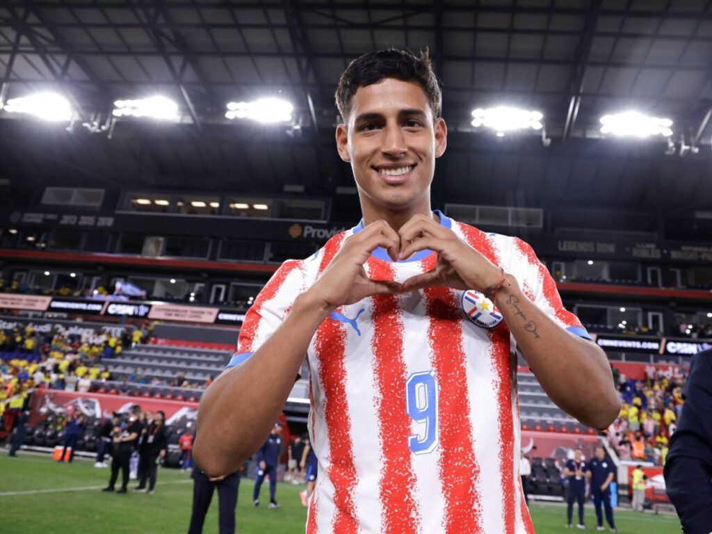 Paraguay rompe sequía ante Colombia con gol de Benítez en debut